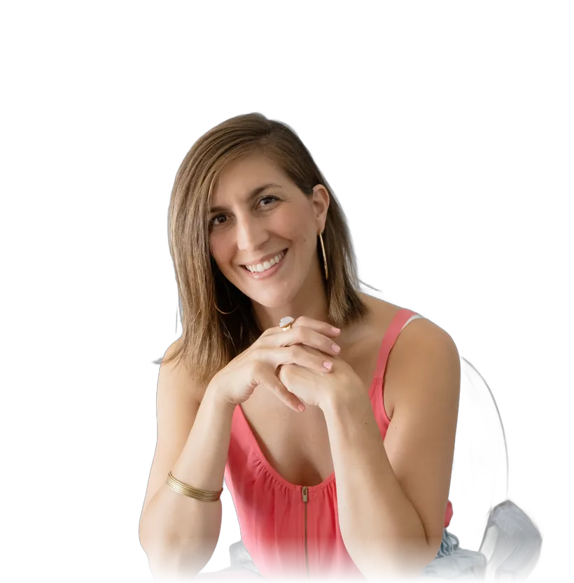 Andrea Mermingas sonriendo, con las manos entrelazadas